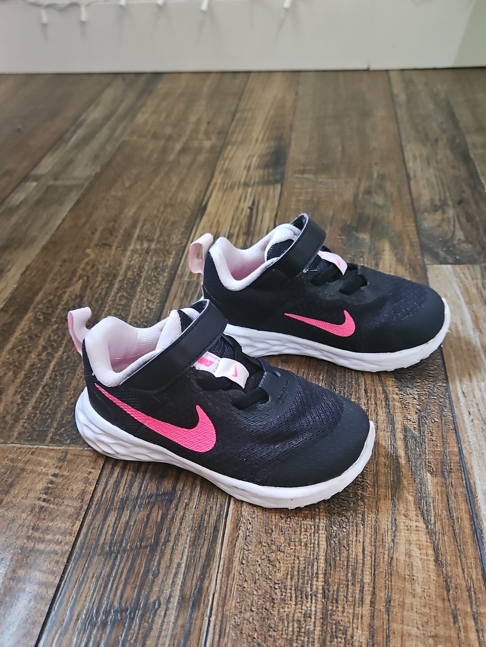 Nike‎ Toddler Black Sneakers with Neon Pink Swoosh (Size 7 C)